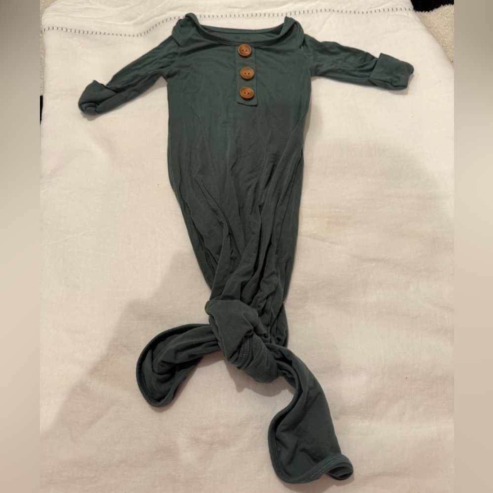 Caden lane knotted gown Emerald Bamboo 0-3 months Like New without Tags - Picture 3 of 5